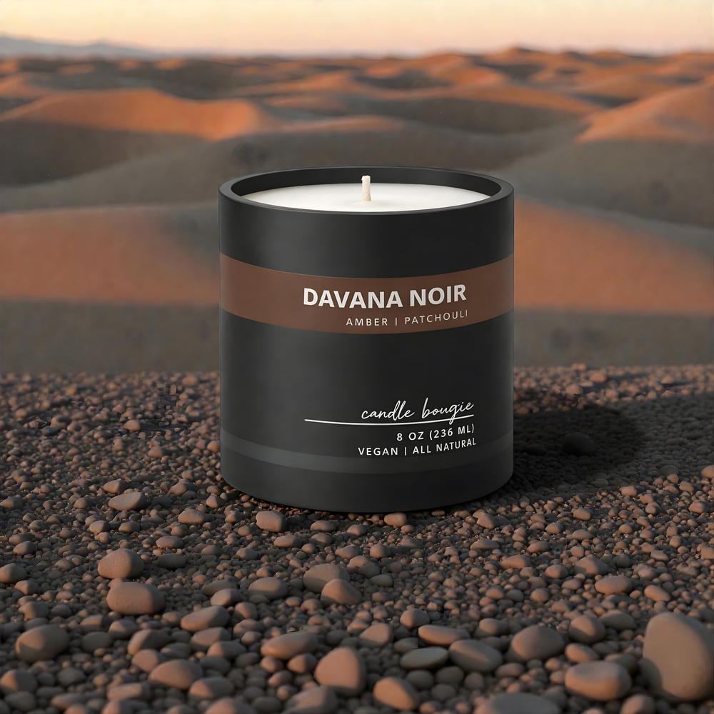 DAVANA NOIR candle on pebbles with desert landscape in the background